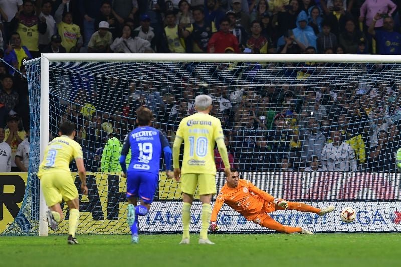 Momento en el que Malagón tapa el penal