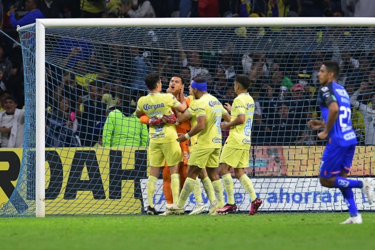 Sus compañeros celebraron con él