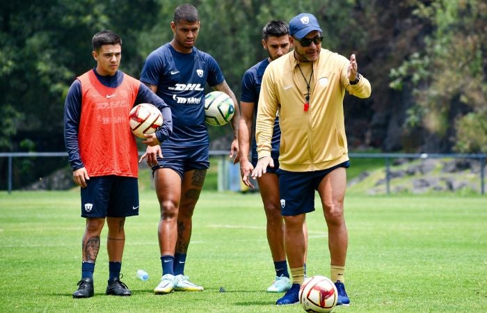 Antonio Mohamed trabajando con los jugadores de Pumas en un entrenamiento