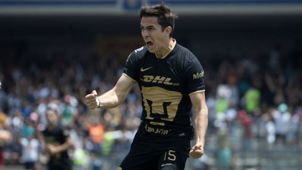 Ulises Rivas celebrando gol con los Universitarios