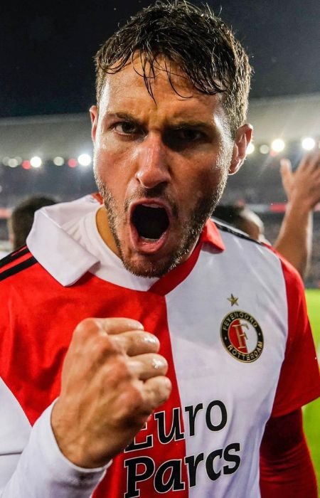 Santi Giménez festejando un tanto suyo con el Feyenoord