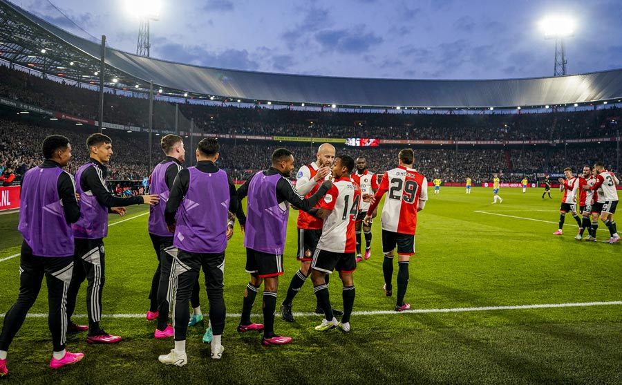 Jugadores del Feyenoord celebran anotación