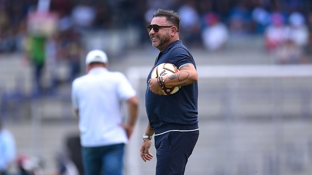 Antonio Mohamed en la zona técnica en el Pumas vs San Luis