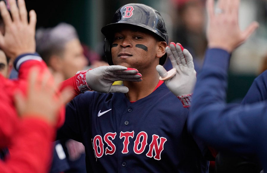 Rafael Devers celebra en el dugout de los Red Sox