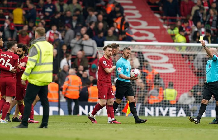 El momento en que Paul Tierney amonesta a Robertson después del codazo