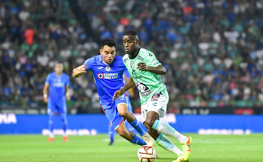 Rodríguez pelea el balón ante Joel Campbell