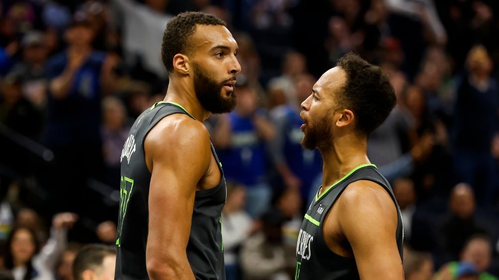 Rudy Gobert y Kyle Henderson en un partido de los Timberwolves