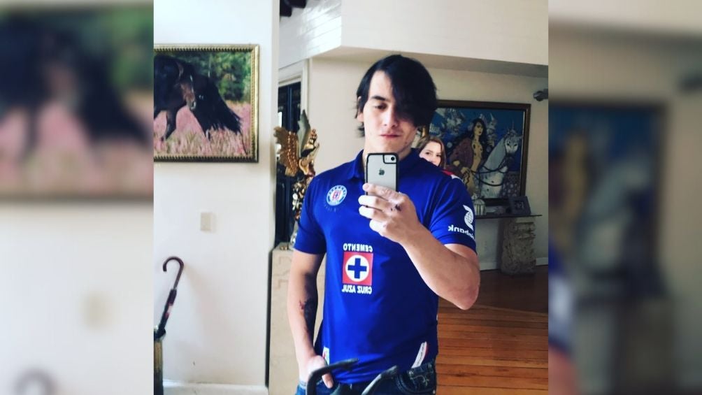 Julián Figueroa con la playera del Cruz Azul