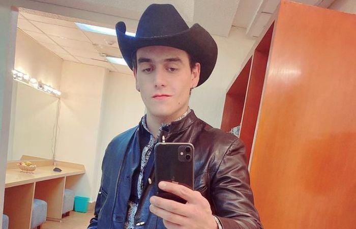 Julián Figueroa posando con su sombrero en Instagram