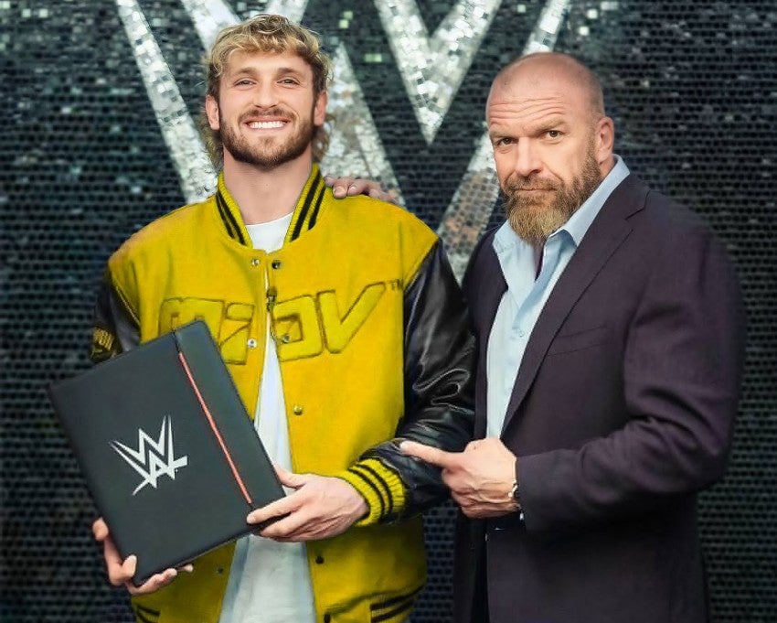 Logan Paul y Triple H posan con el nuevo contrato