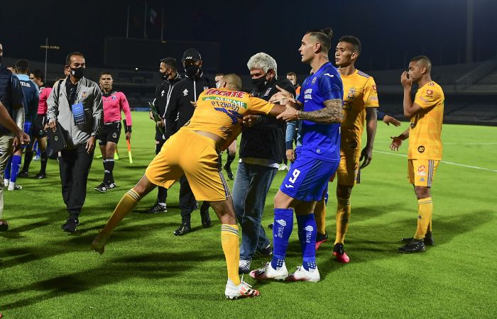 Guido Pizarro siendo detenido por Milton Caraglio en la Copa GNP