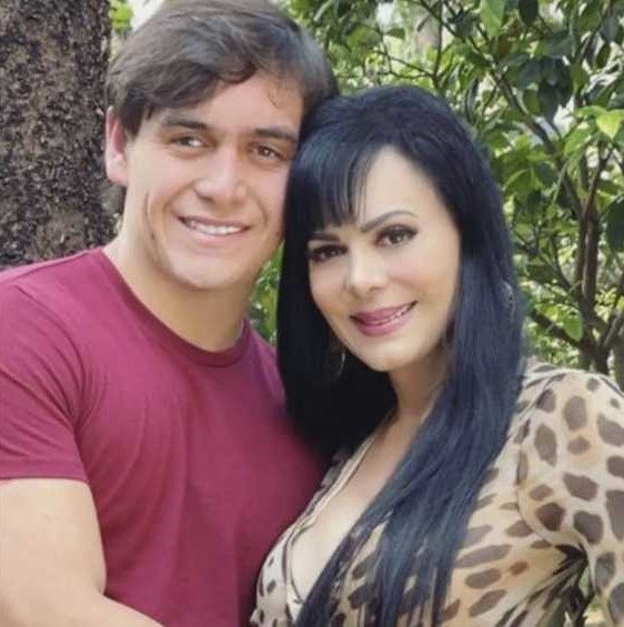 Figueroa con su madre Maribel Guardia