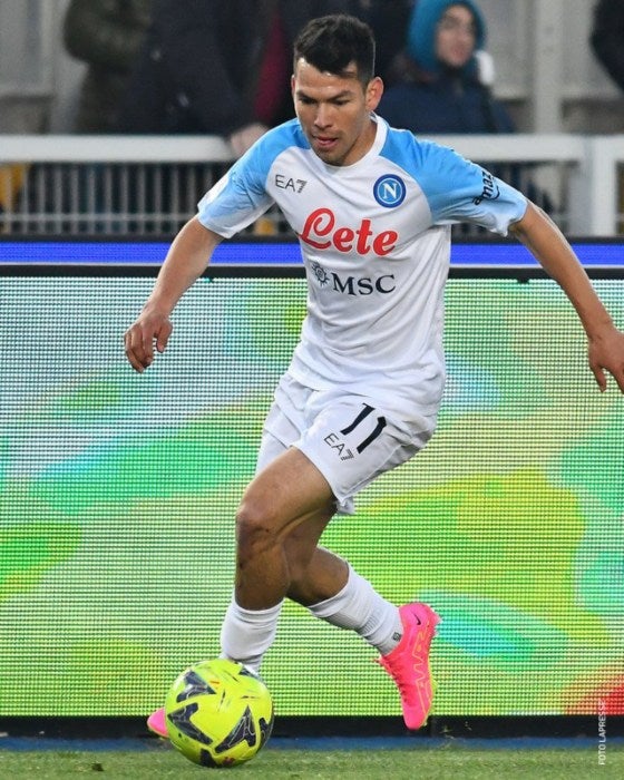 Lozano en partido con el Napoli