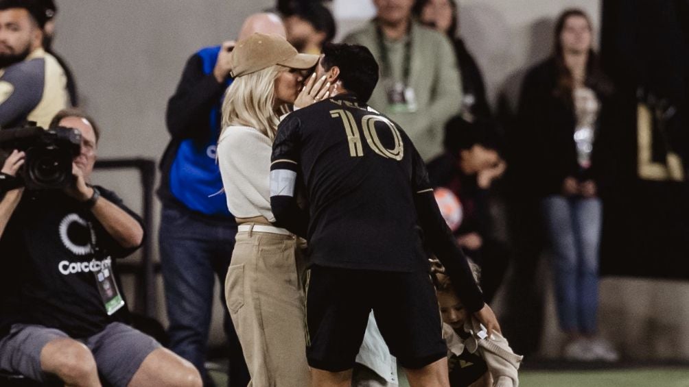 Vela celebró el segundo gol de la noche con su familia