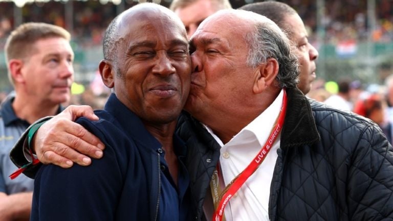 Antonio Pérez da beso a padre de Lewis Hamilton