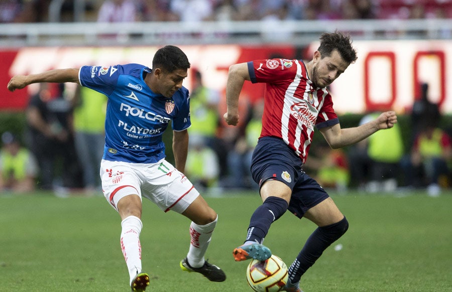 Mozo pelea el balón con Juan Pablo Domínguez