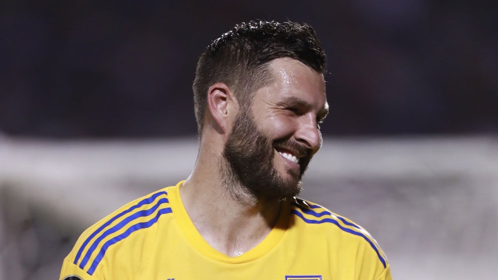 Gignac le sonríe a un rival