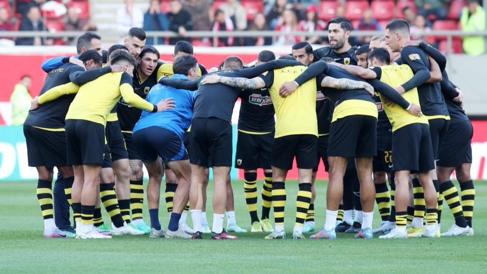 Los jugadores del AEK se reúnen previo al juego 