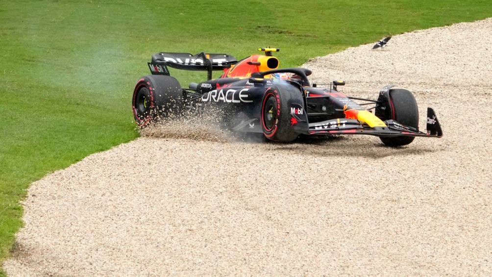 El auto de Checo se sale de la pista en Australia