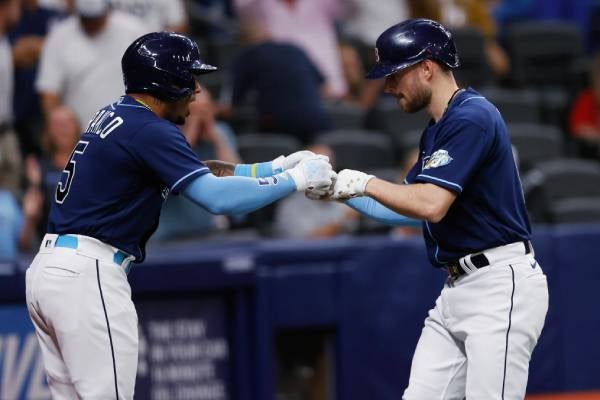 Jugadores de los Rays celebran tras una carrera