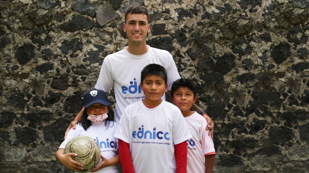 El futbolista junto a niños de una fundación