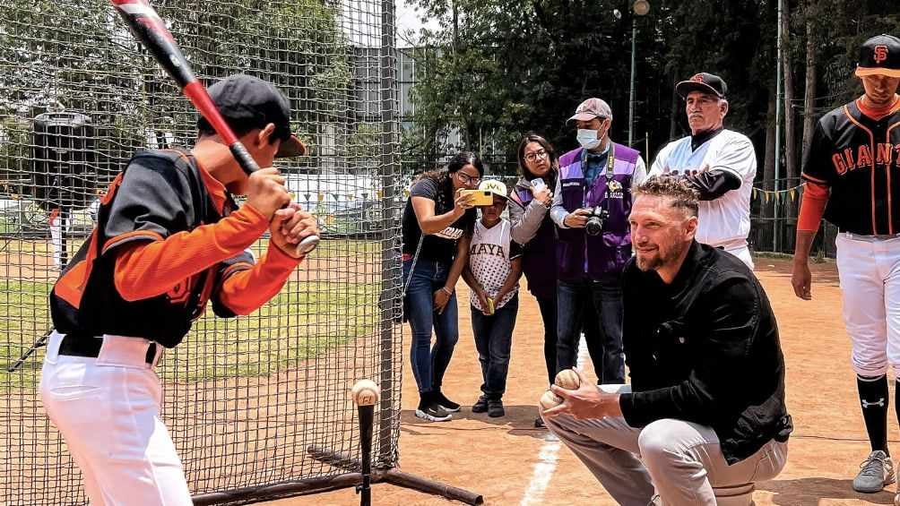 Los jugadores de los Gigantes conviviendo con los niños de la Liga Maya