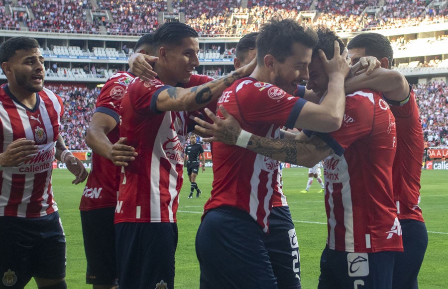 Jugadores de Chivas celebran tanto ante los Rayos