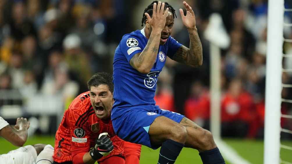 Courtois festejando su atajada