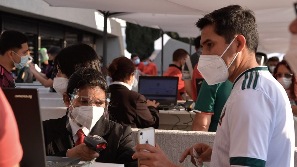 Aficionados con su ID en un partido de la Selección Nacional