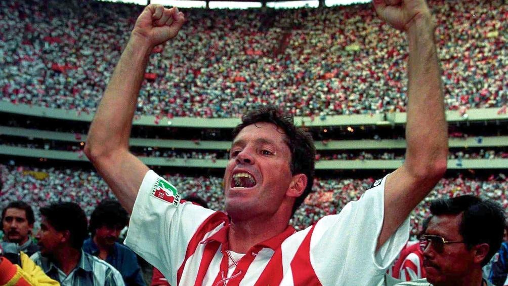 El futbolista festeja un título con el Necaxa en el Azteca