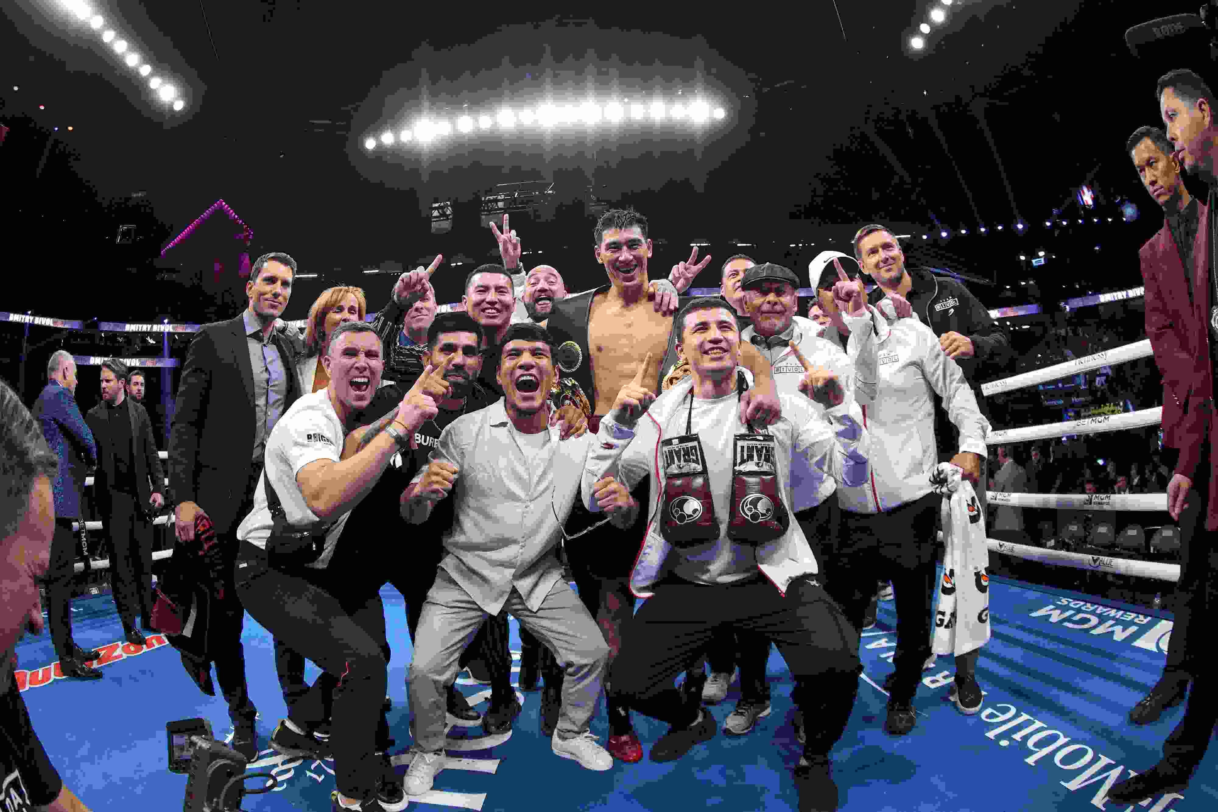 Dmitry Bivol vence a Canelo 