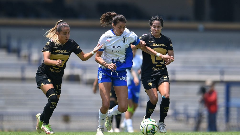 La futbolista intenta hacerse con la pelota