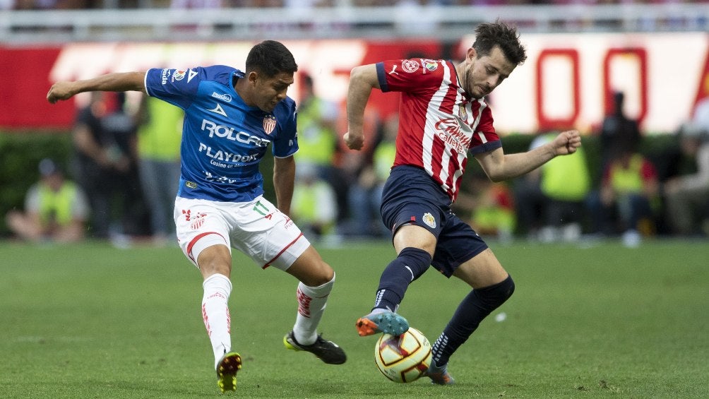 Mozo protege la pelota ante el Necaxa