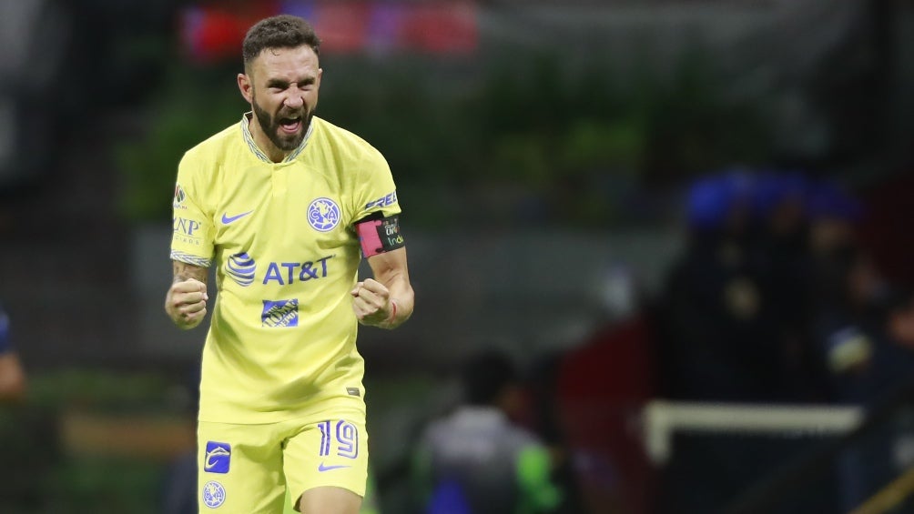 Layún festeja un tanto de su equipo