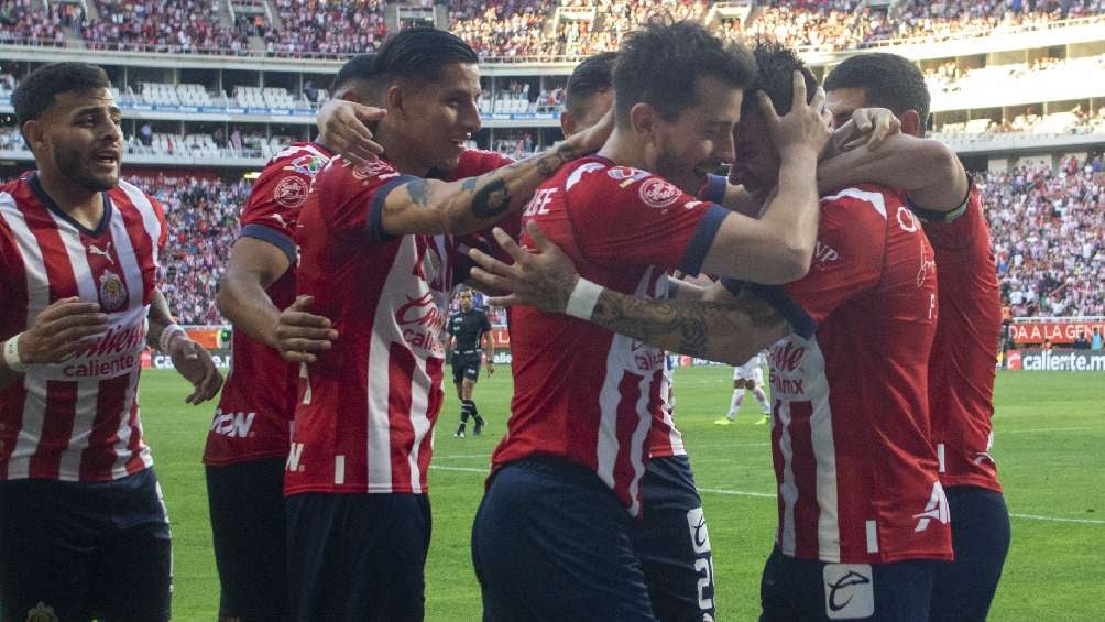 Jugadores de Chivas festejando anotación