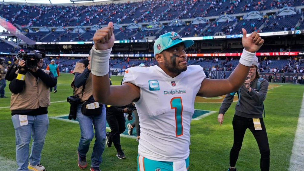 Tagovailoa celebra el triunfo en Chicago