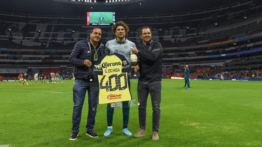 Junto a Guillermo Ochoa en el Estadio Azteca