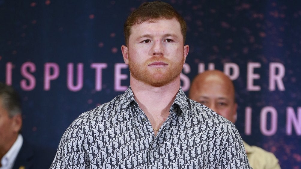 El Canelo luce serio en rueda de prensa