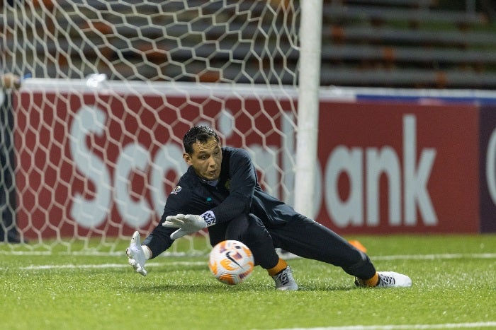 Rodolfo Cota en partido de CONCACAF Liga de Campeones