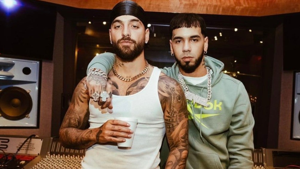 El artista junto a Maluma en el estudio de grabación 