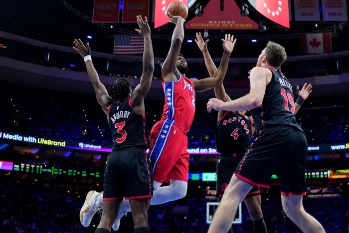 Joel Embiid durante partido de Sixers vs Raptors 