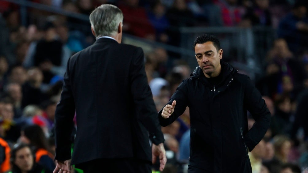 Xavi Hernández saluda a Ancelotti