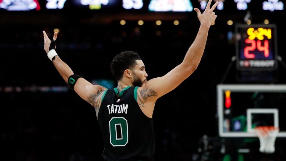 Tatum extiende los brazos para celebrar