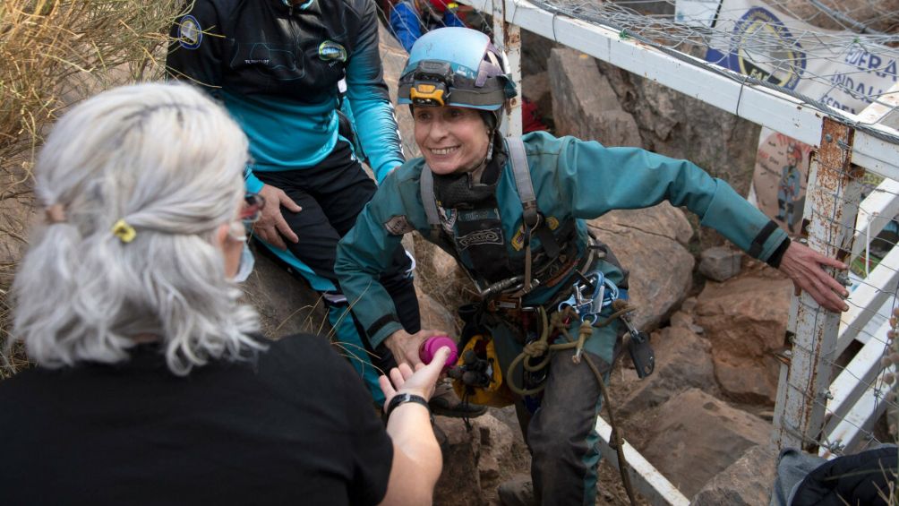 Beatriz Flamini saliendo de la cueva en la que pasó 500 días aislada