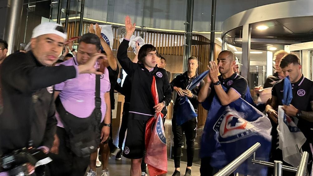 Cruz Azul recibe el apoyo de sus fans previo al duelo ante América con 'serenata'