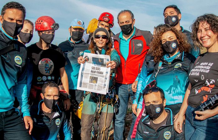 Beatriz Flamini mostrando un diario con su hazaña 