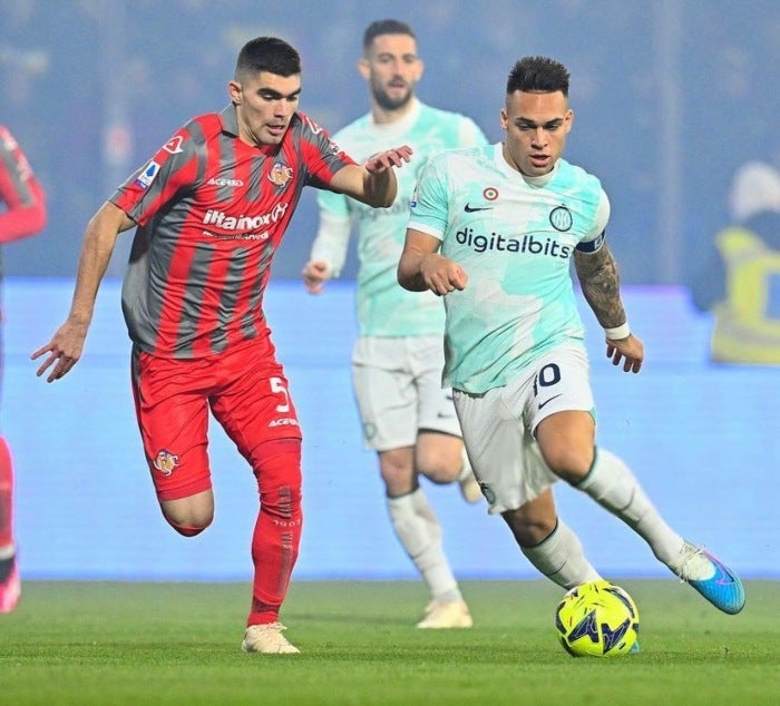 Johan Vásquez durante el partido Cremonese-Inter de Milán