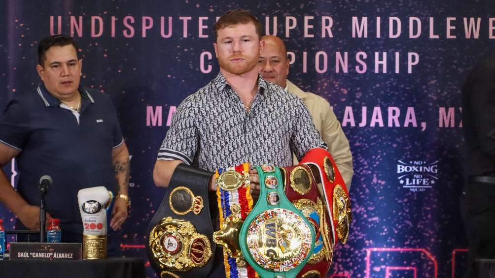 Canelo Álvarez sostiene su colección de cinturones