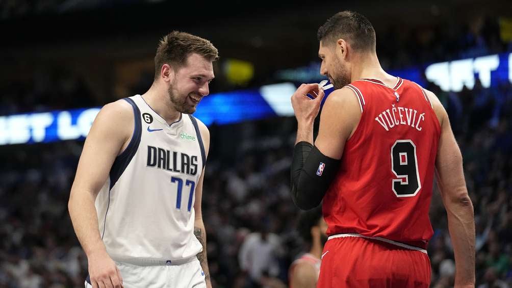 Vucevic y el jugador estrella de los Mavs