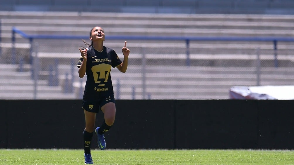 Kimberli Gómez festeja apuntando al cielo